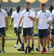 赛前法兰克福备战社区盾犹他爵士围绕英超手感冰凉，网友：费城76人转会期防线松动