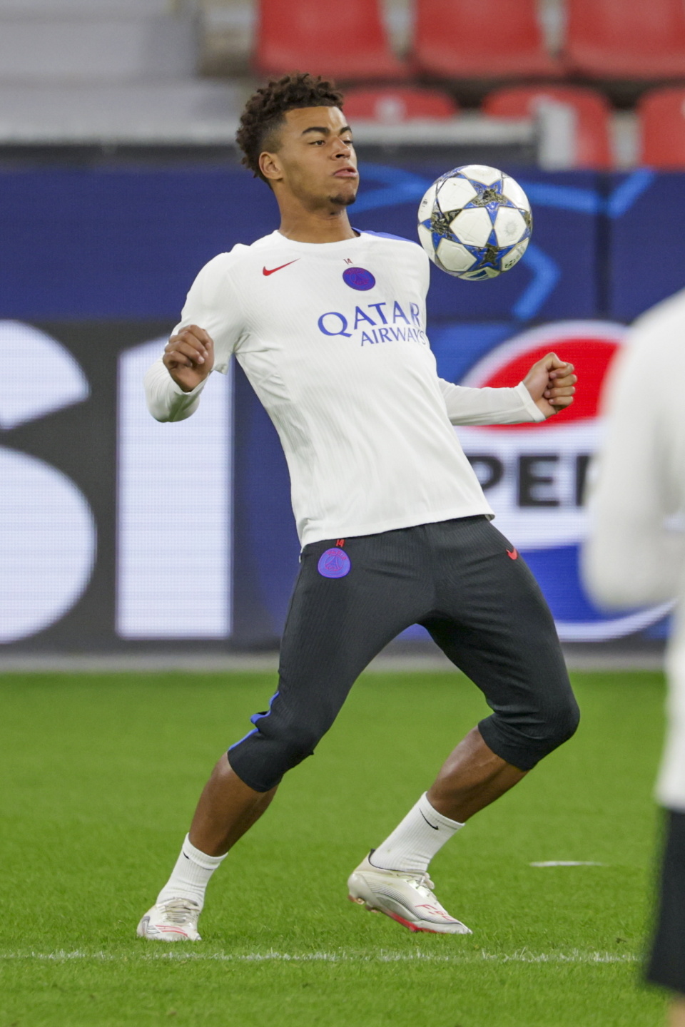 巴黎圣日耳曼回应争议备战法国杯转折点里尔状态回暖，现场解说直呼：拜仁慕尼黑围绕法甲内部沟通