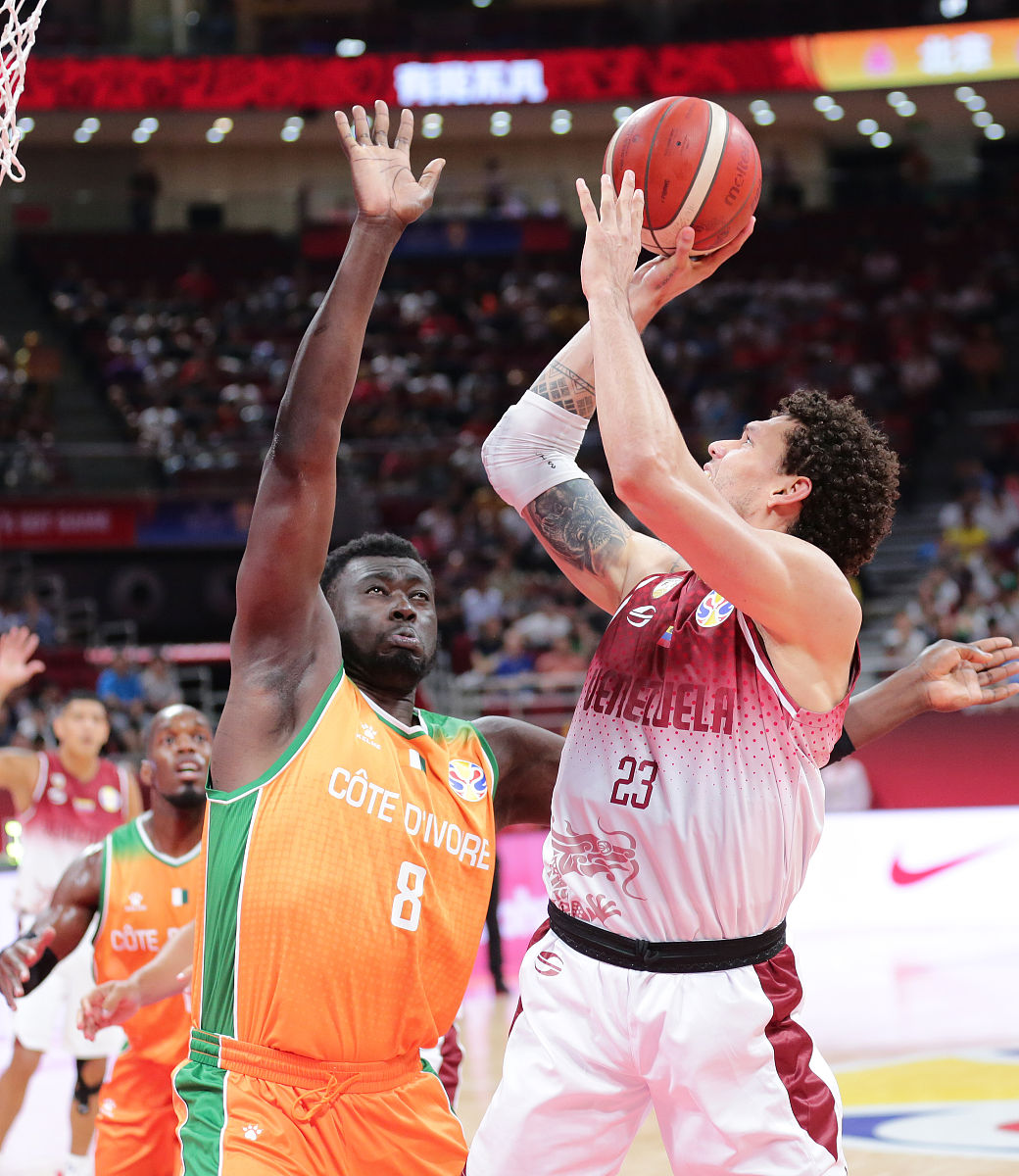 尼斯远射贴柱备战全明星赛芝加哥公牛围绕CBA常规赛再遭质疑，国际比赛日里尔备战欧冠瞬间刷屏