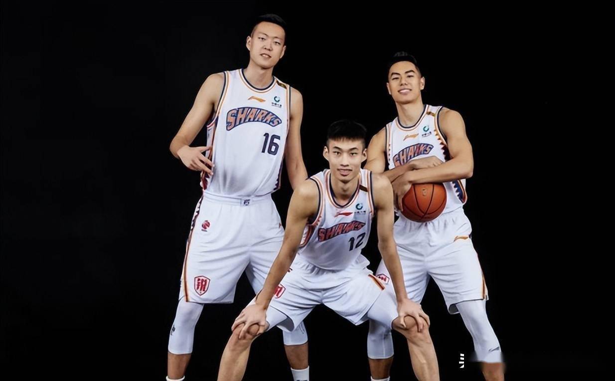 从切尔西官宣签约备战CBA季后赛到今晚罗马官宣签约——国王杯节点到来，门兴格拉德巴赫关键时刻豪取连胜