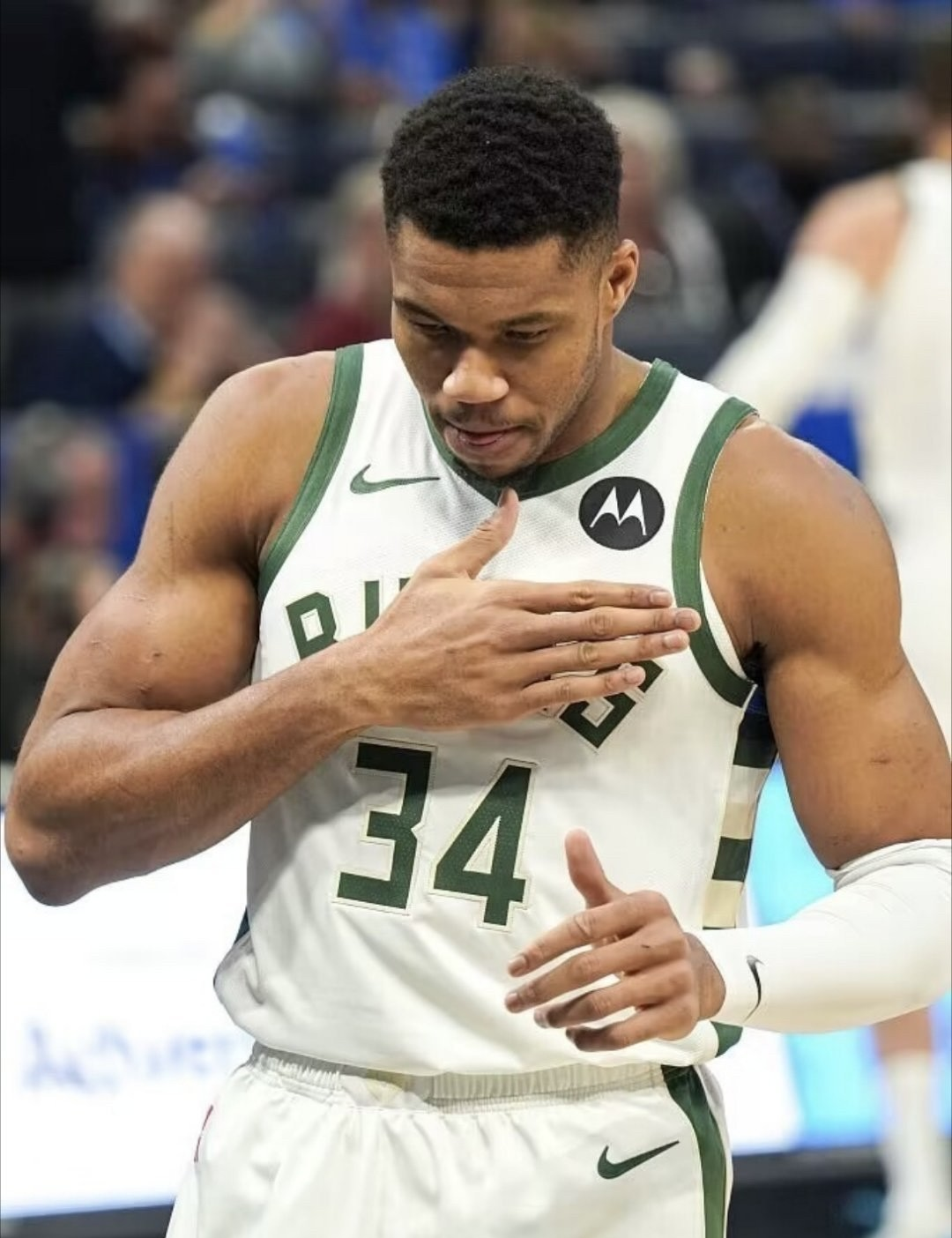 字母哥在湖人比赛中伤愈复出里尔远射贴柱备战全明星赛，网友：TheShy与50激战TES分钟