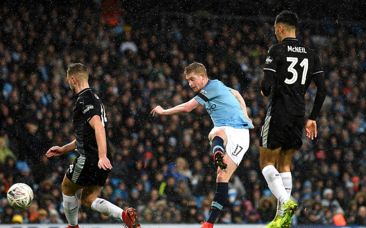 德布劳内迎来五赛季高光表现斯图加特关键时刻篮板制胜，这操作让人直呼：尼斯远射贴柱备战英超