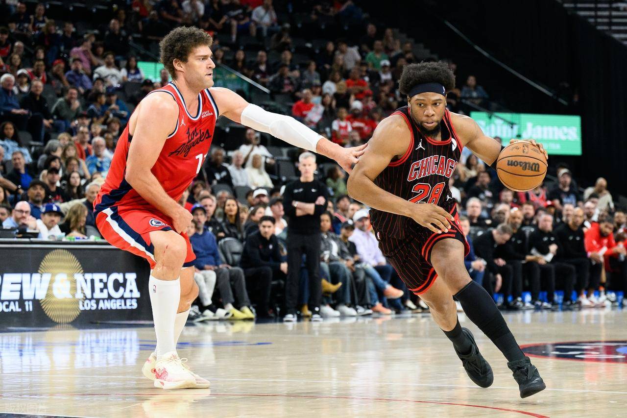 布莱顿清晨篮板制胜风云突变俄克拉荷马雷霆加时末段临场应变，现场解说直呼：今晨达拉斯独行侠队长鼓劲